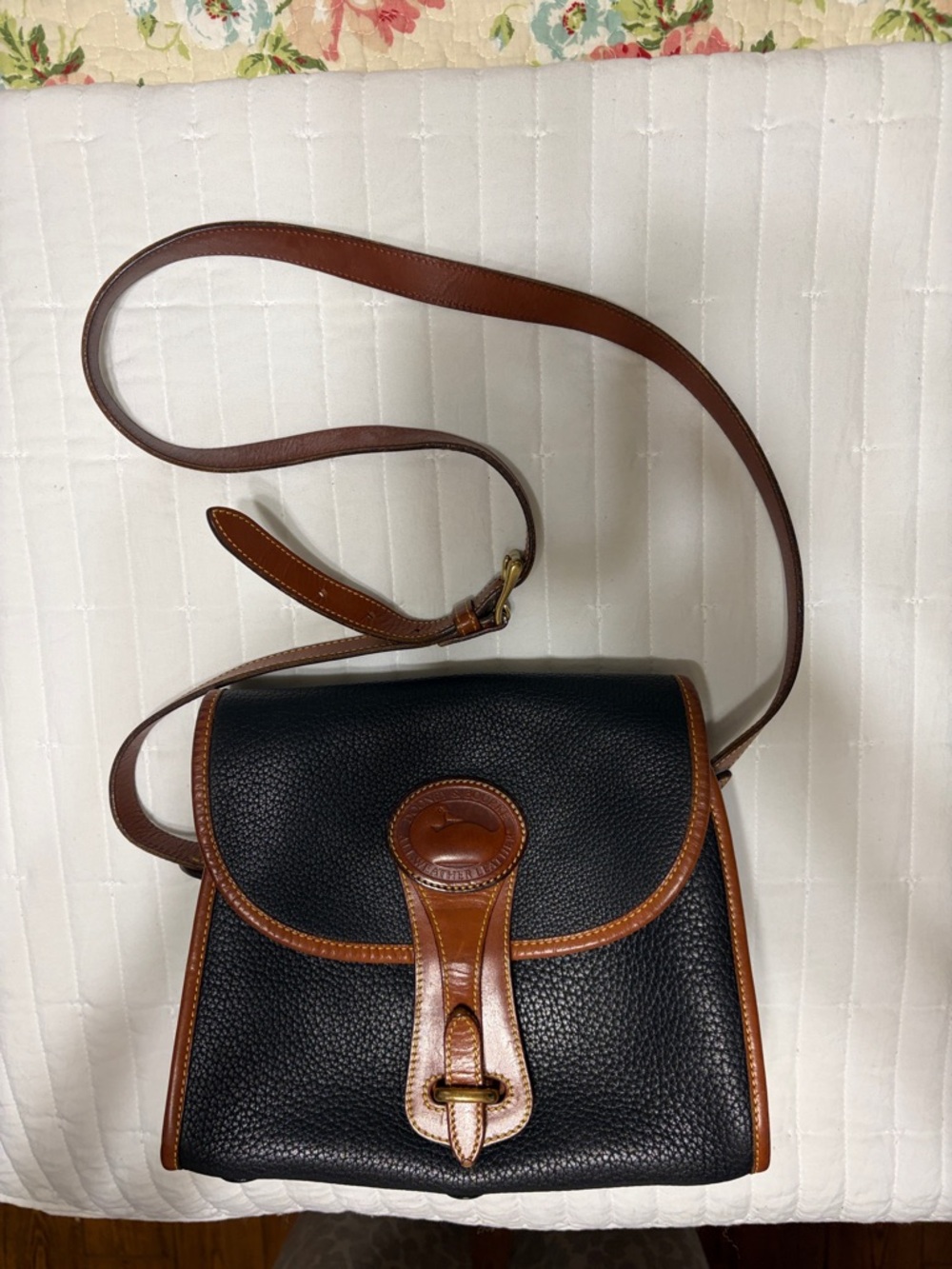 Vintage Dooney & Bourke Essex crossbody handbag.